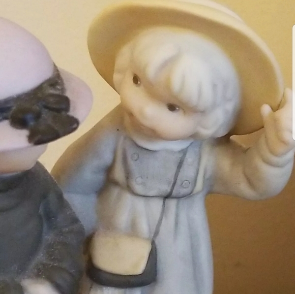 Pretty As A Picture Secrets Between Sisters Limited Edition Enesco Figure 538582 - Picture 4 of 12